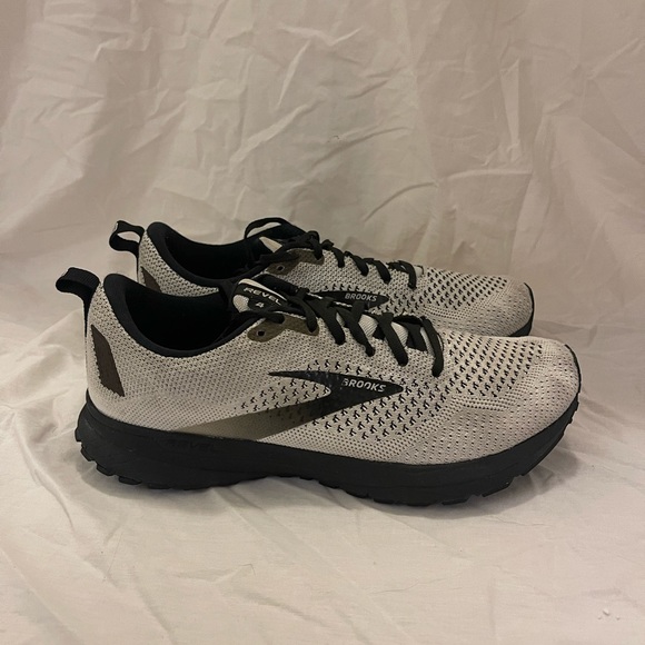 Women’s Brooks Revel 4 White/Black - Picture 7 of 8